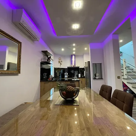 Villa Andrijana - Exclusively Yours - Family Getaway With Private Pool Kastela