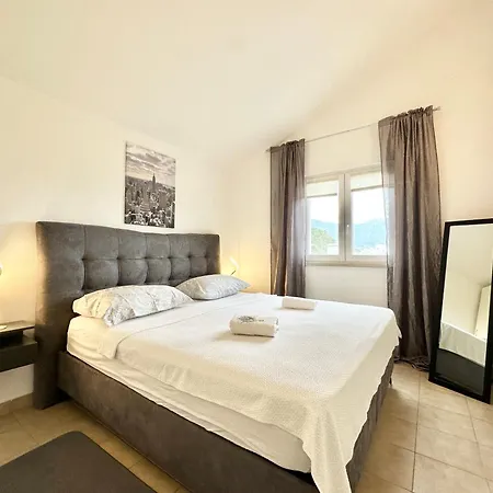 Andrijana - Exclusively Yours - Family Getaway With Private Pool فيلة Kaštela