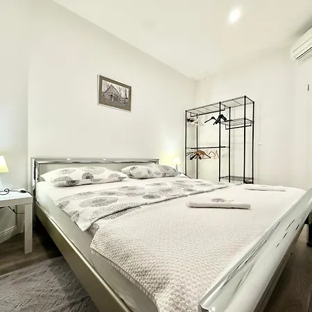 Andrijana - Exclusively Yours - Family Getaway With Private Pool Kaštela